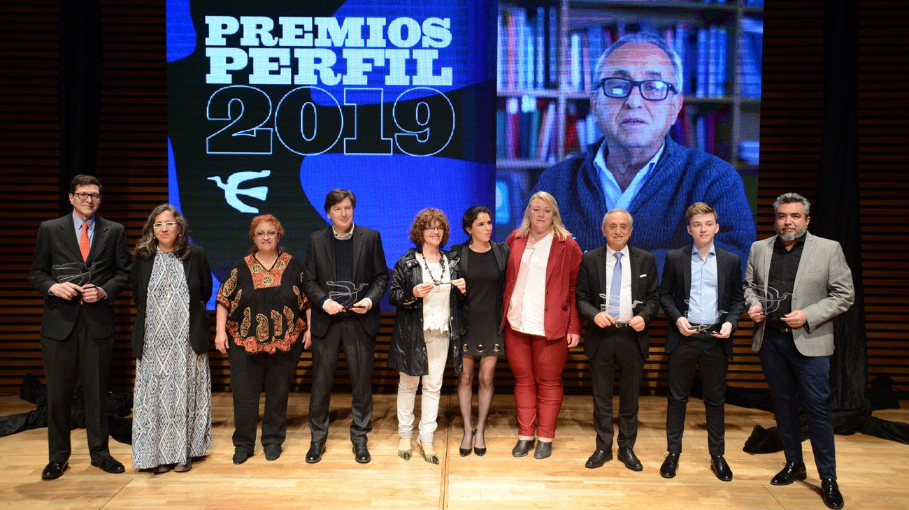 Hacia el final de la ceremonia, los ganadores de los Premios Perfil posaron para una foto grupal.