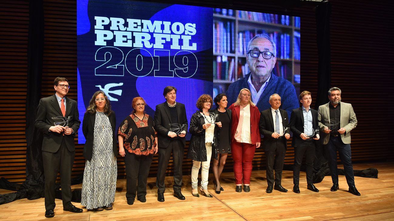 Hacia el final de la ceremonia, los ganadores de los Premios Perfil posaron para una foto grupal.