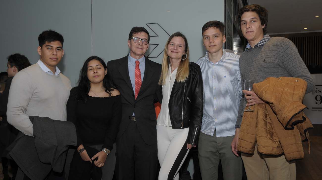 Fernando Ruiz y parte de su familia, momentos antes de la premiación.