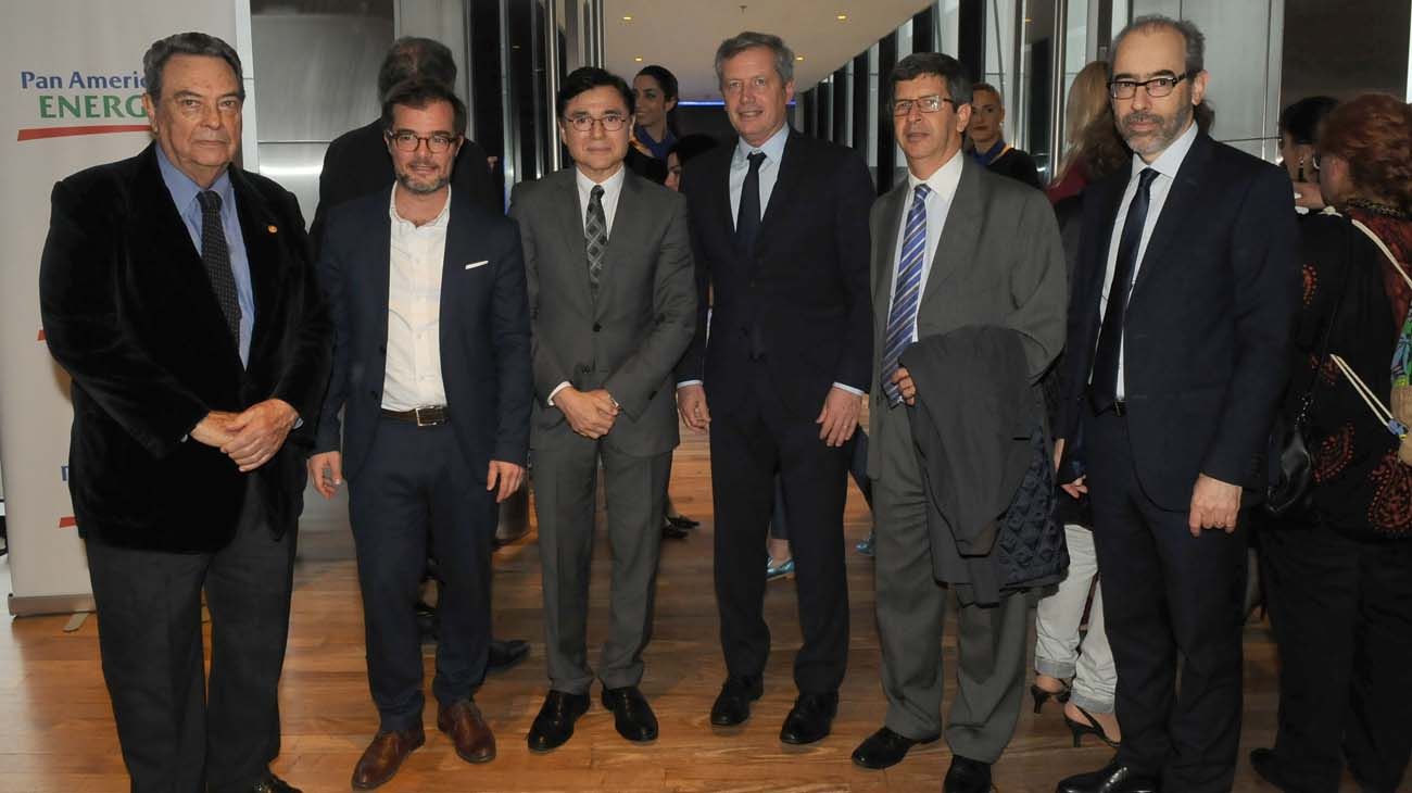 Jorge Fontevecchia y Gustavo González reciben a los invitados.