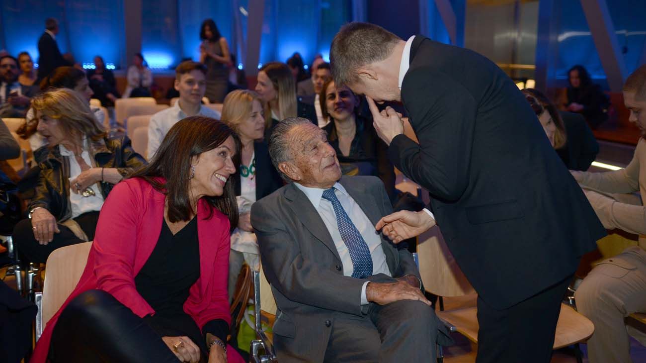 Carolina Barros y Eduardo Eurnekian (Corporación América), junto a Adrián Suar.