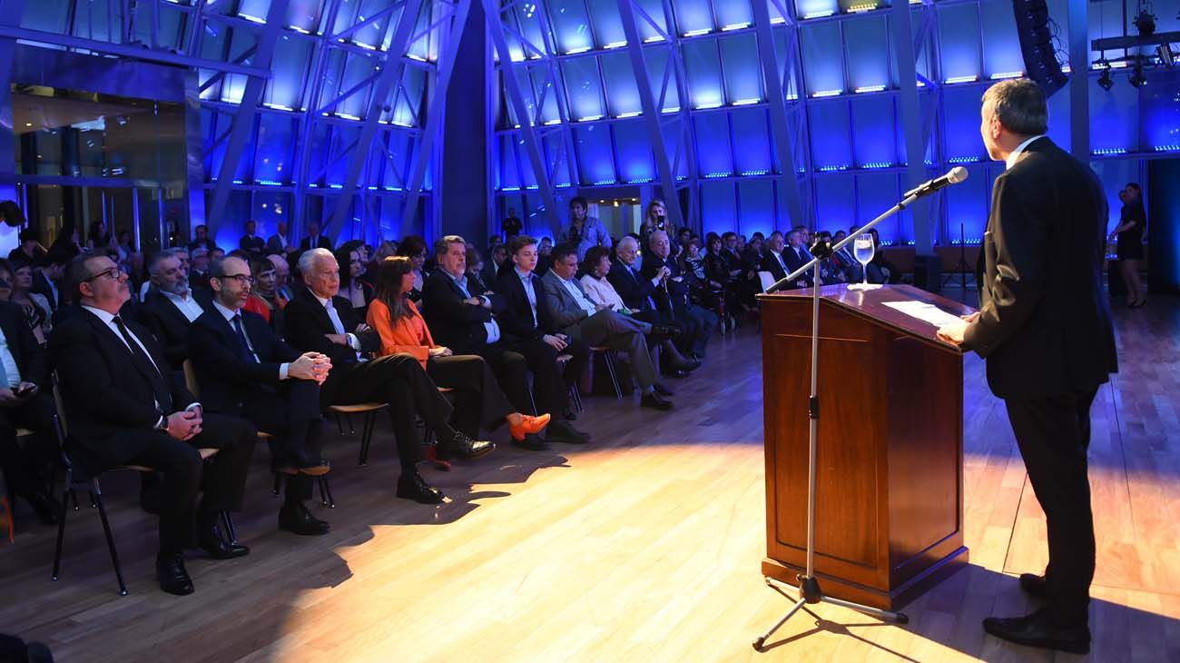 El jefe de redacción de Diario Perfil, Javier Calvo, en su discurso en los Premios Perfil 2019.