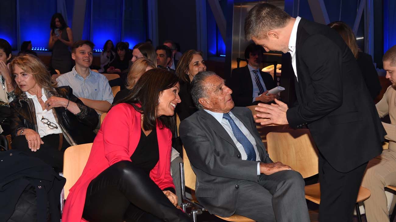 Carolina Barros y Eduardo Eurnekian (Corporación América), junto a Adrián Suar.