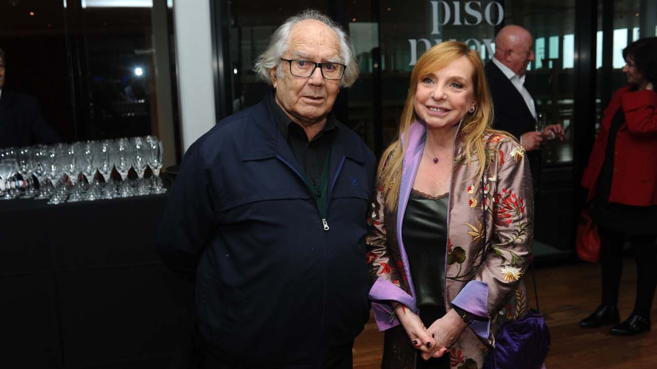 El Premio Nobel de La Paz, Adolfo Pérez Esquivel, junto a la ex legisladora María José Lubertino.