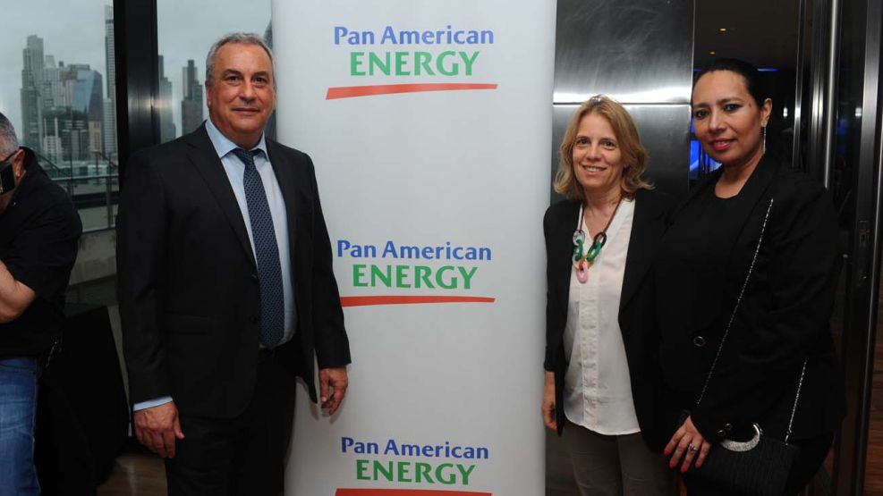 Agustina Zenarruza, Gerente de Sustentabilidad de Pan American Energy (centro), junto a otros referentes del sector.