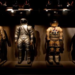 En el Kennedy Space Center Astronaut Encounter hay una exhibición de los trajes usados por los astronautas en el espacio.
