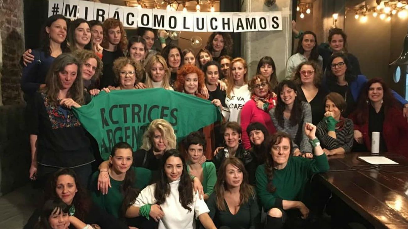 La actriz después de la conferencia en el teatro "El Picadero".