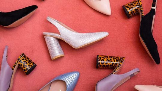 Olvídate del negro: los zapatos se llevan con color, print y texturas