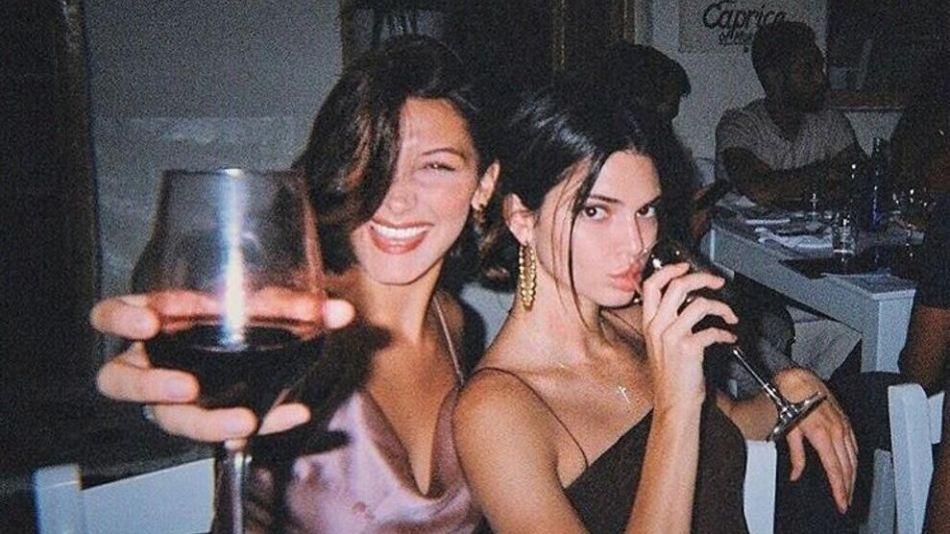 El beso entre Kendall Jenner y Bella Hadid que hizo calentar las redes sociales 