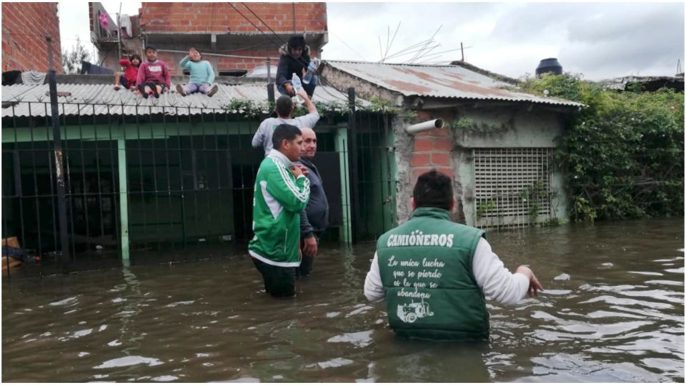 Integrantes del gremio de Camioneros recorren las zonas inundadas en Esteban Echeverria para asistir a los damnificados.