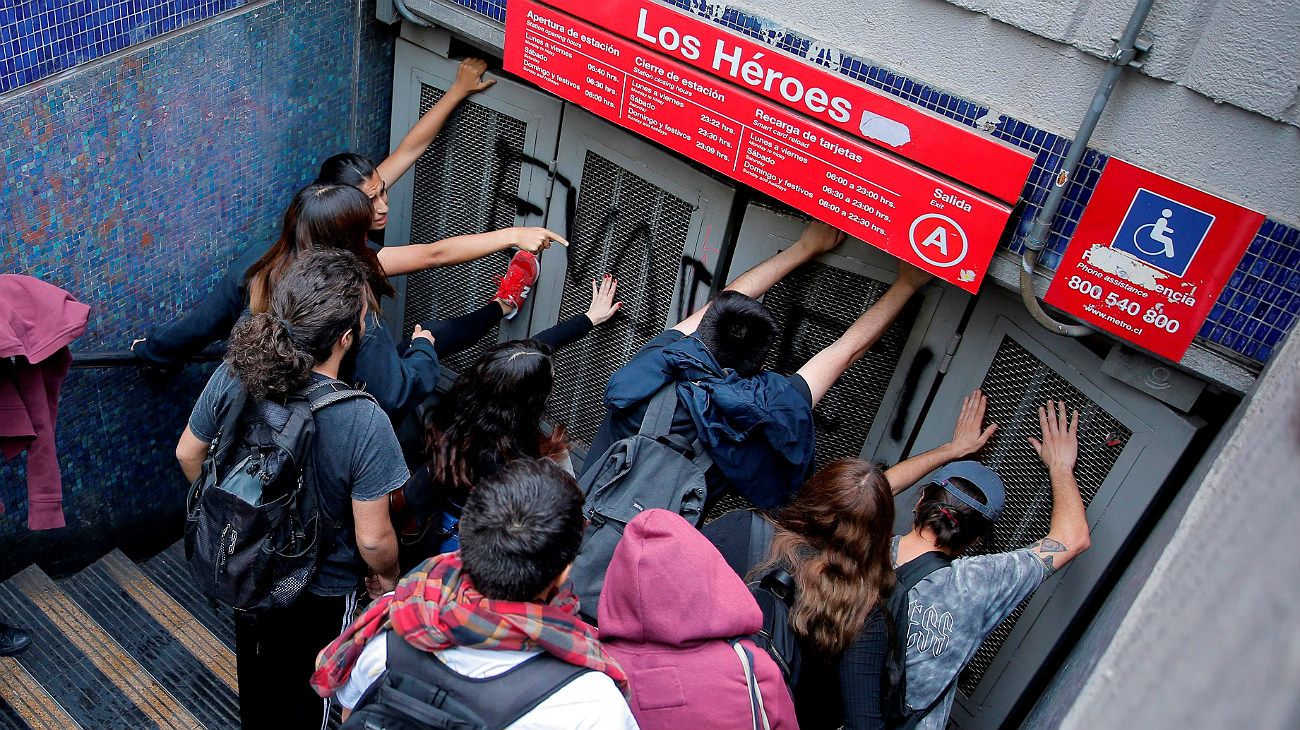 Disturbios en Santiago de Chile tras el aumento del boleto del subte.