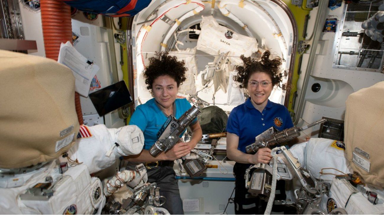 La NASA transmite la primera caminata espacial íntegramente femenina