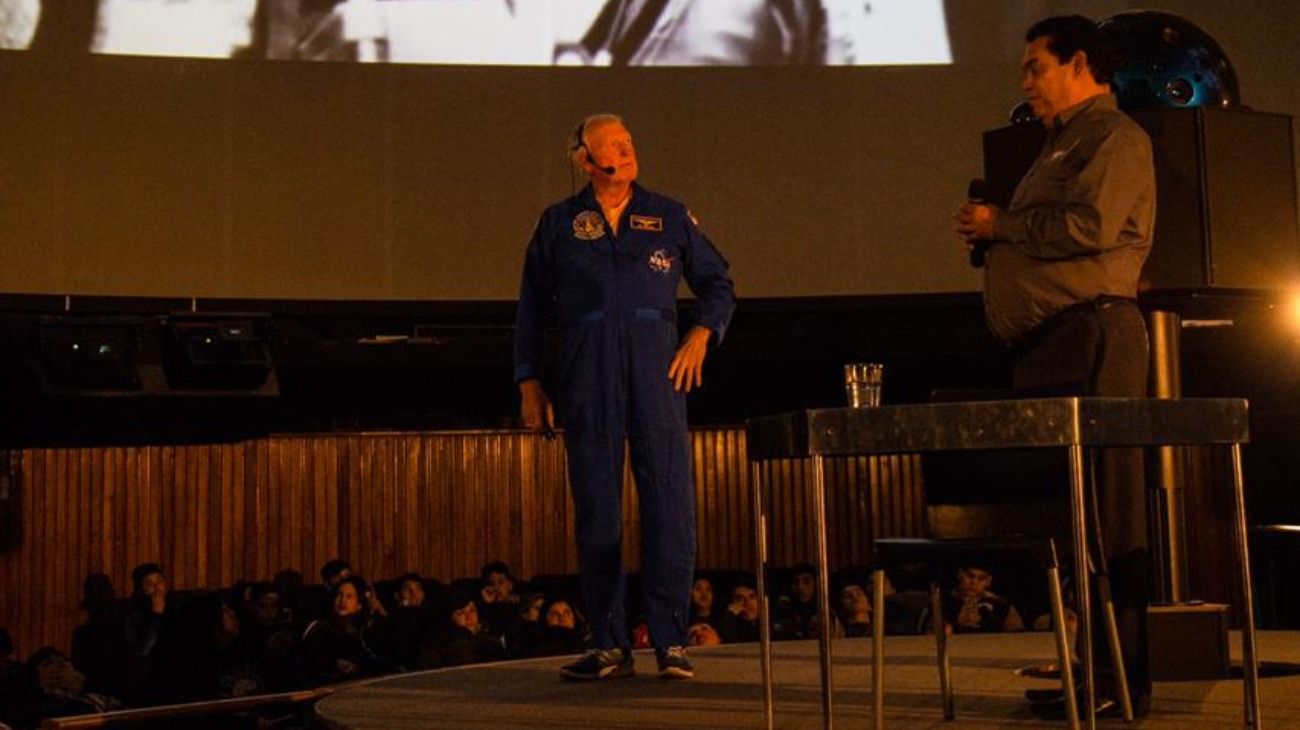 Jon Mcbride (75) visitó el Planetario de Buenos Aires y brindó una serie de conferencias allí.