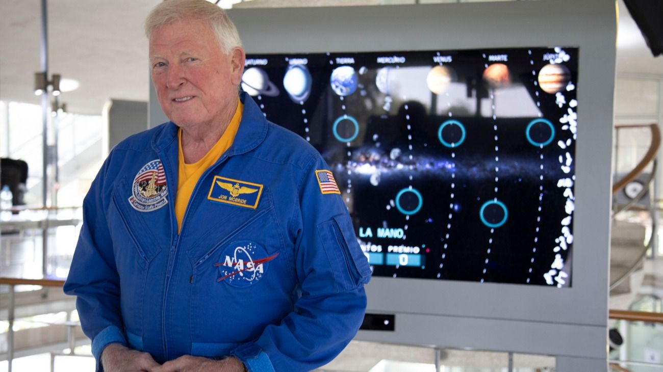 Jon Mcbride (75) visitó el Planetario de Buenos Aires y brindó una serie de conferencias allí.