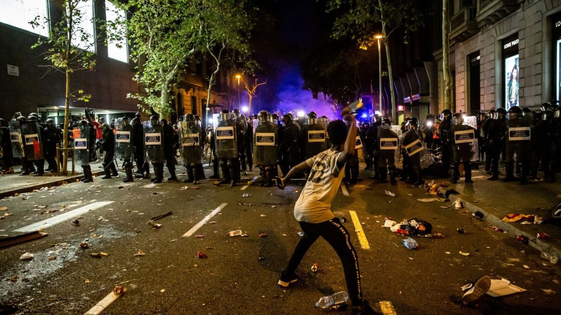 Otra Noche Caliente En Barcelona Disturbios Tras La Multitudinaria Huelga Separatista Perfil 9165