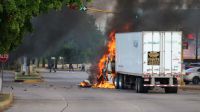 Vehículos arden en una calle de Culiacán, en el estado de Sinaloa.