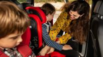 Día de la Madre: los niños viajan mas seguros cuando conduce una mujer
