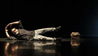 Paco Zarzoso, autor y protagonista de la obra Piedra y encrucijada.