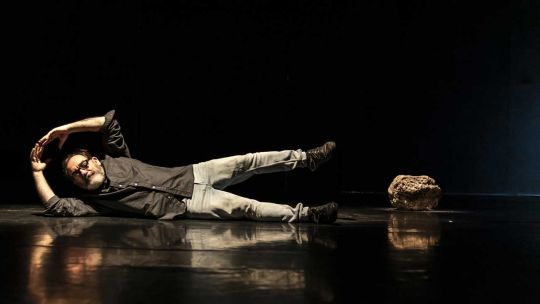Paco Zarzoso, autor y protagonista de la obra Piedra y encrucijada.