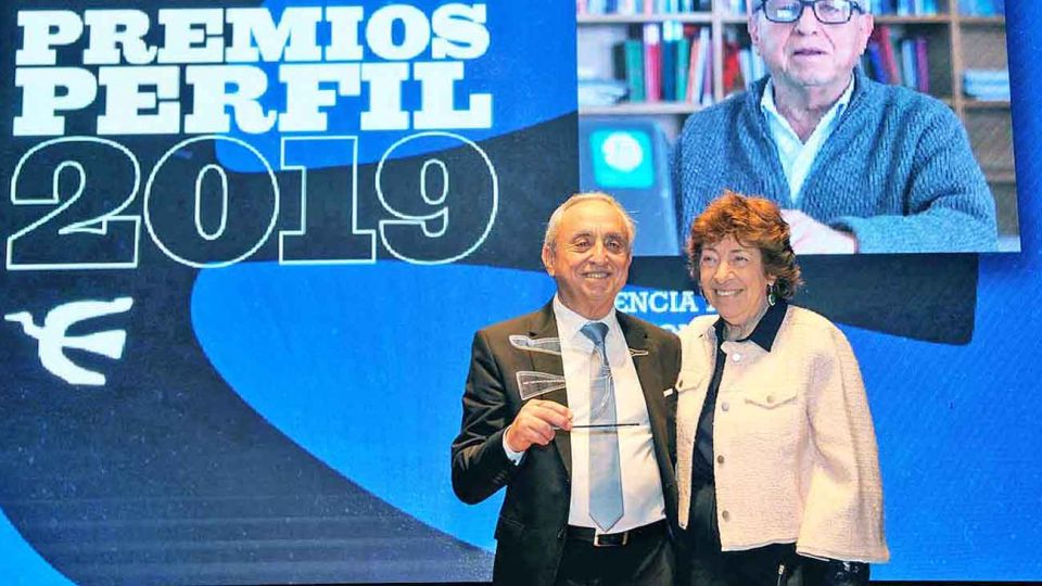 Alianza. El médico Pedro Cahn recibió el premio de parte de Mabel Bianco, defensora de género del diario PERFIL.