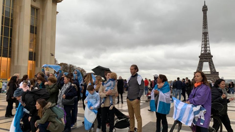 La Marcha del Millón en París con la Torre Eiffel de fondo.
