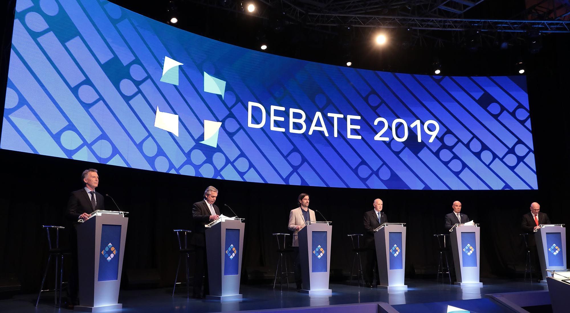 Los candidatos debaten en la segunta oportunidad de exponer sus ideas.