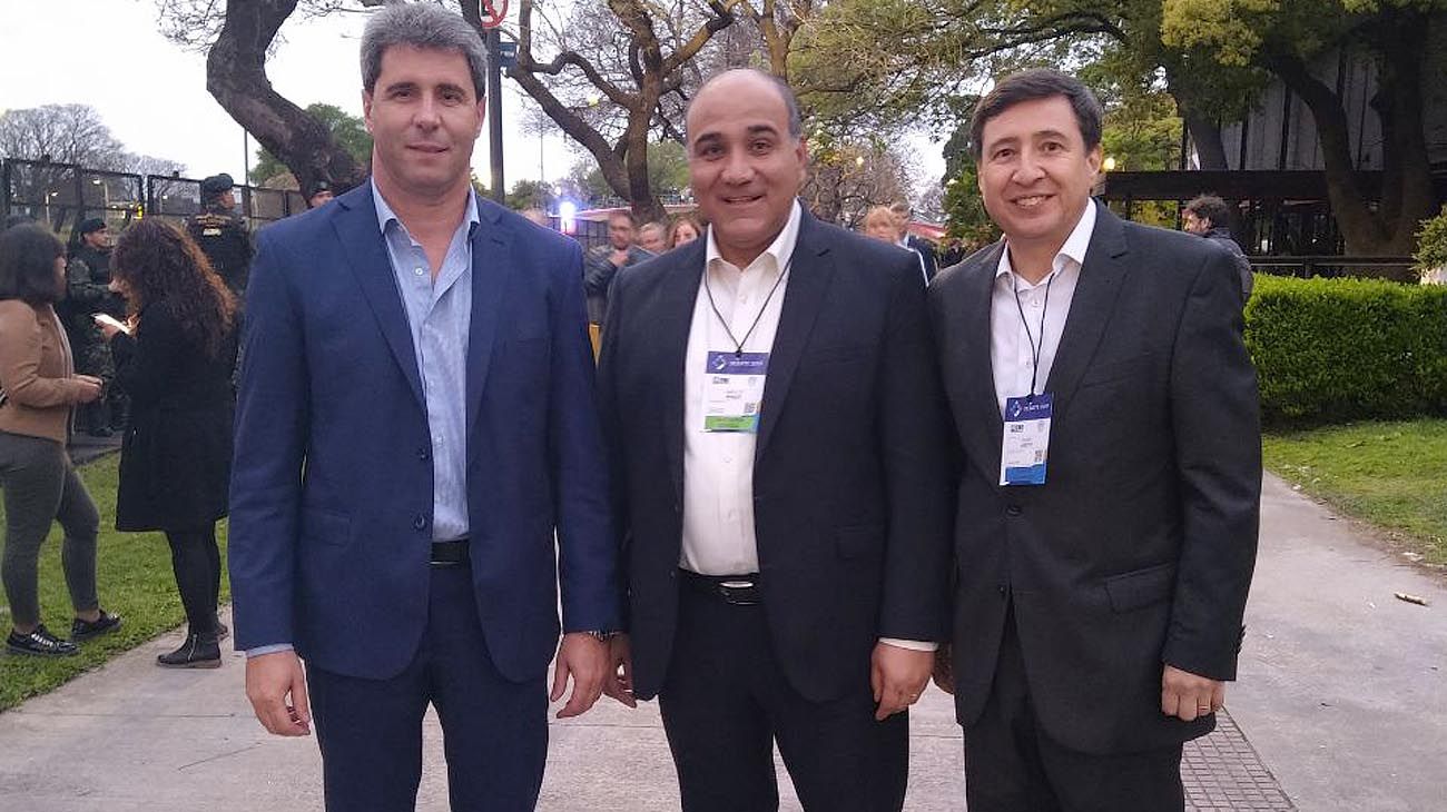 El ingreso de personalidades y dirigentes a la facultad de derecho minutos antes del debate presidencial.