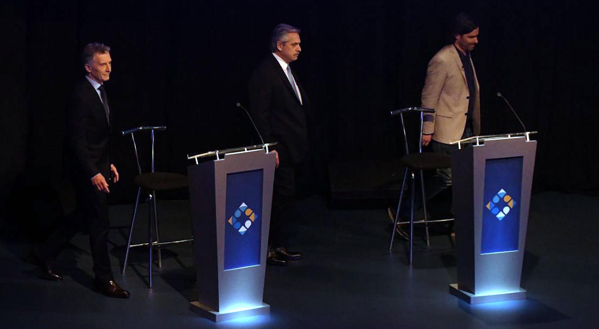 Los candidatos en el escenario de la facultad de Derecho exponen sus propuestas.