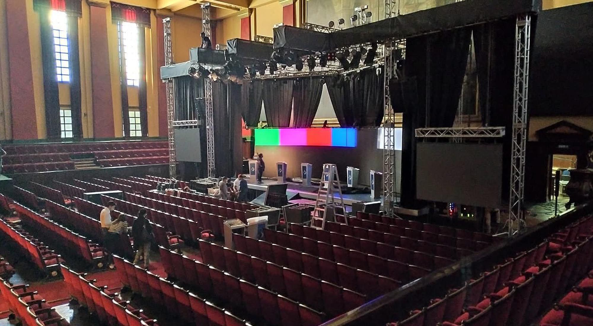 Preparativos y pruebas de luces en la Facultad de Derecho de la Ciudad de Buenos Aires.