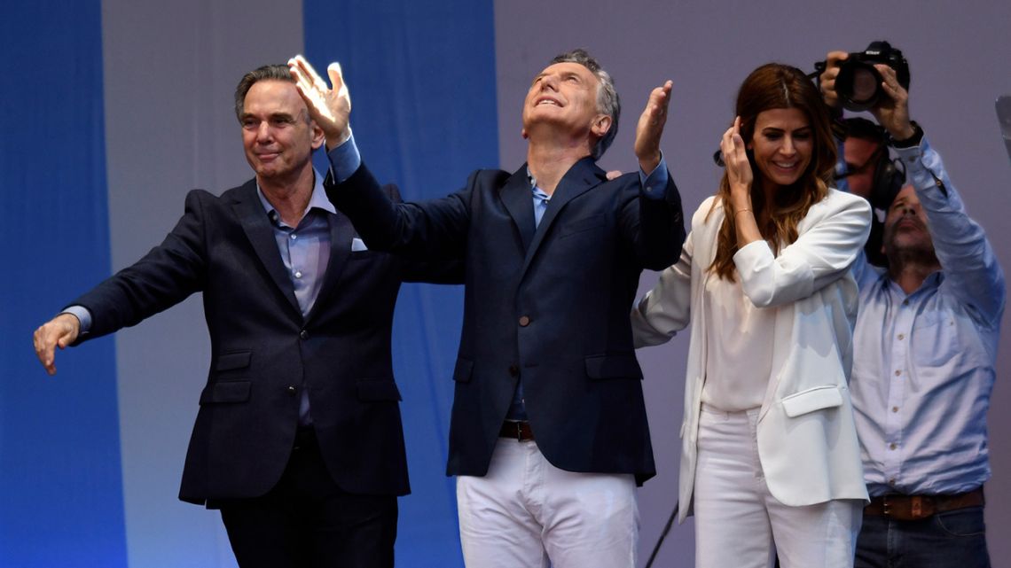 President Mauricio Macri thanks the crowd, after delivering a speech at his #SíSePuede march on Avenida 9 de Julio.