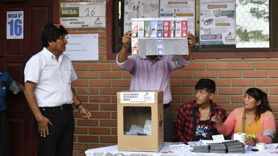 Evo Morales cuando fue a votar en el colegio Villa 14 de Septiembre.