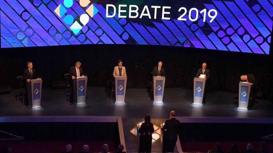 Los Candidatos sobre el escenario del Debate_g 20191020