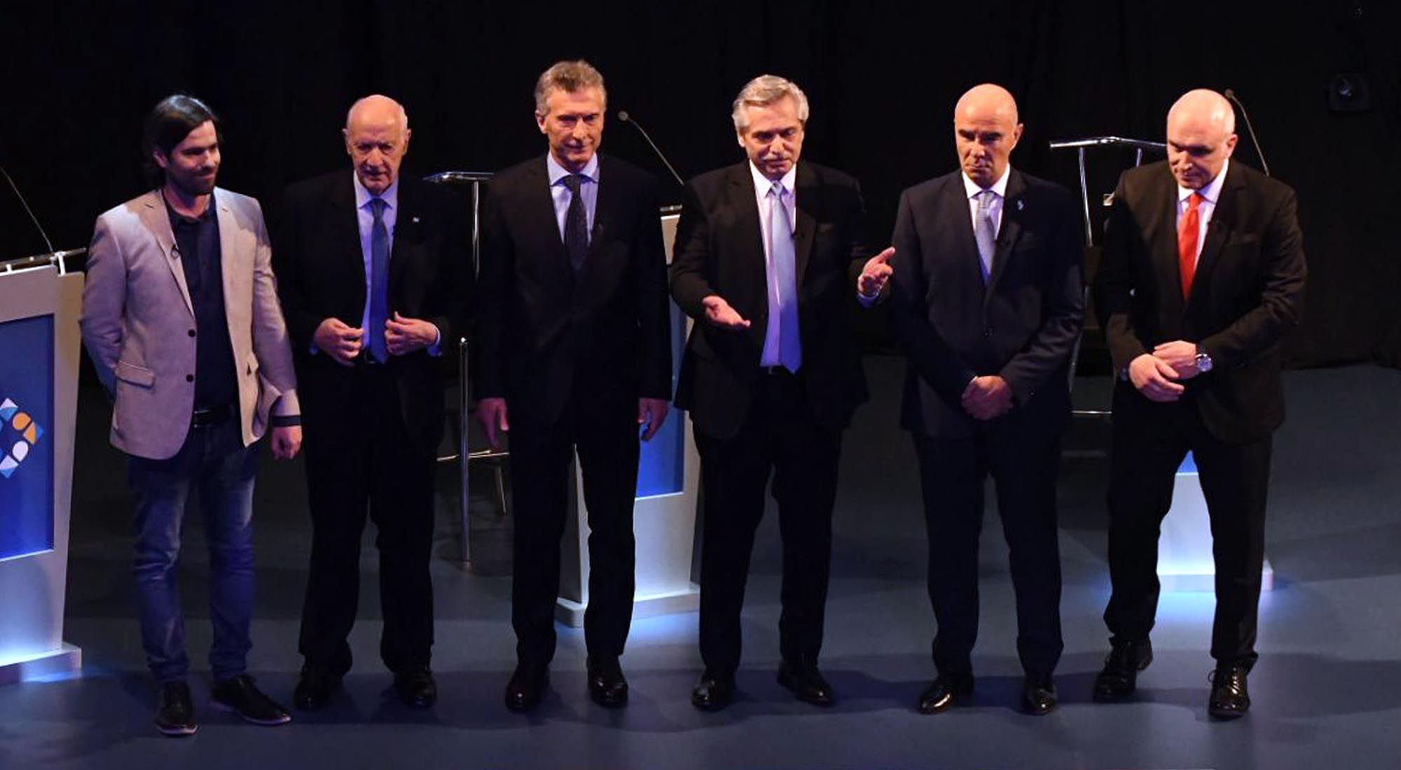 Los candidatos se despiden después de concluir con el debate.