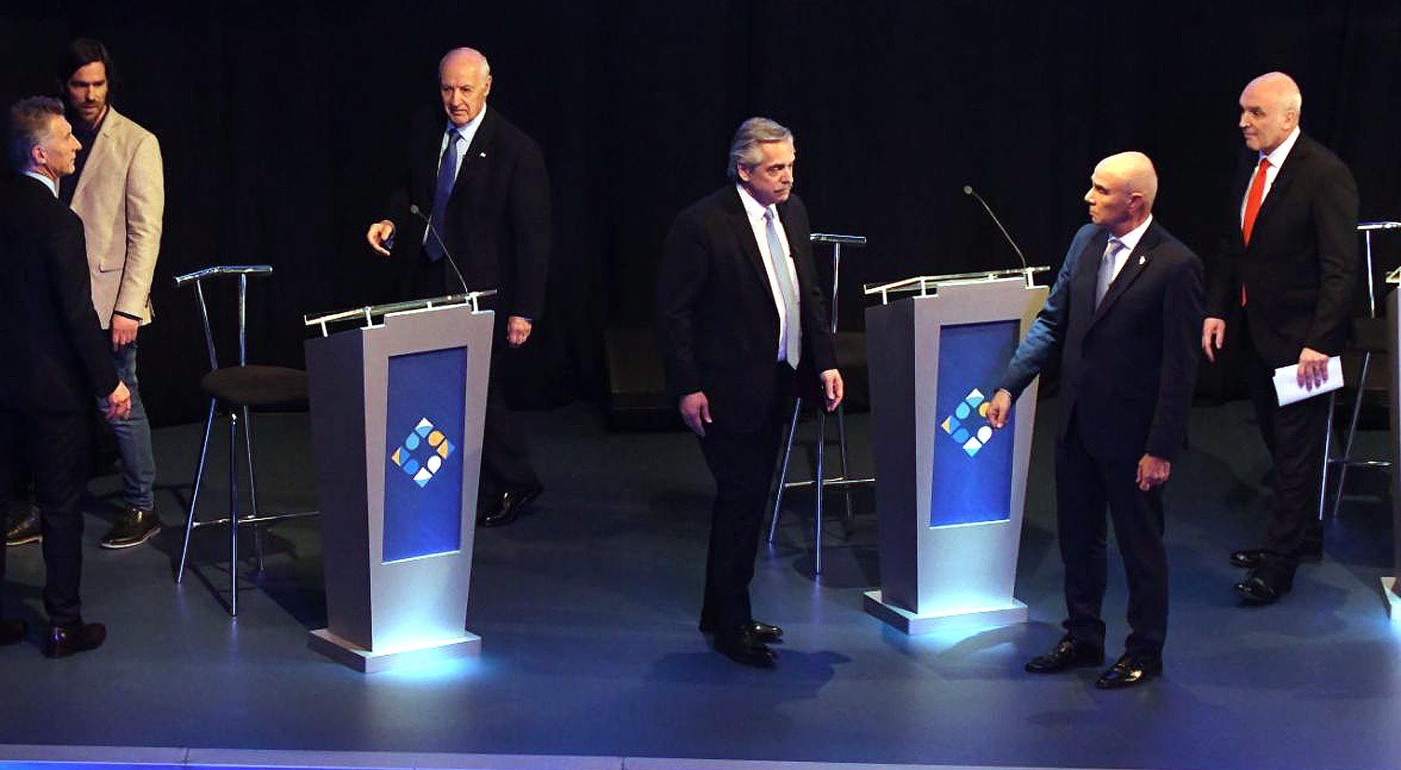 Los candidatos se despiden después de concluir con el debate.