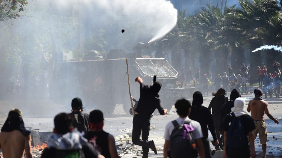 Por tercer día consecutivo declararon toque de queda en Chile.