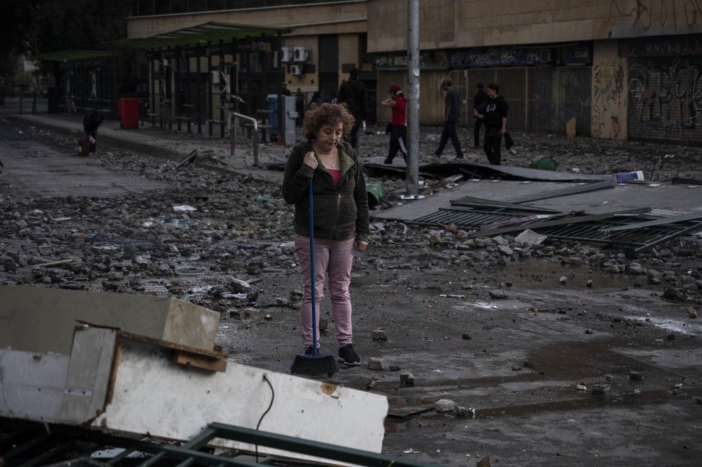 El lunes 21 de octubre continuaron las violentas protestas en las principales ciudades de Chile.