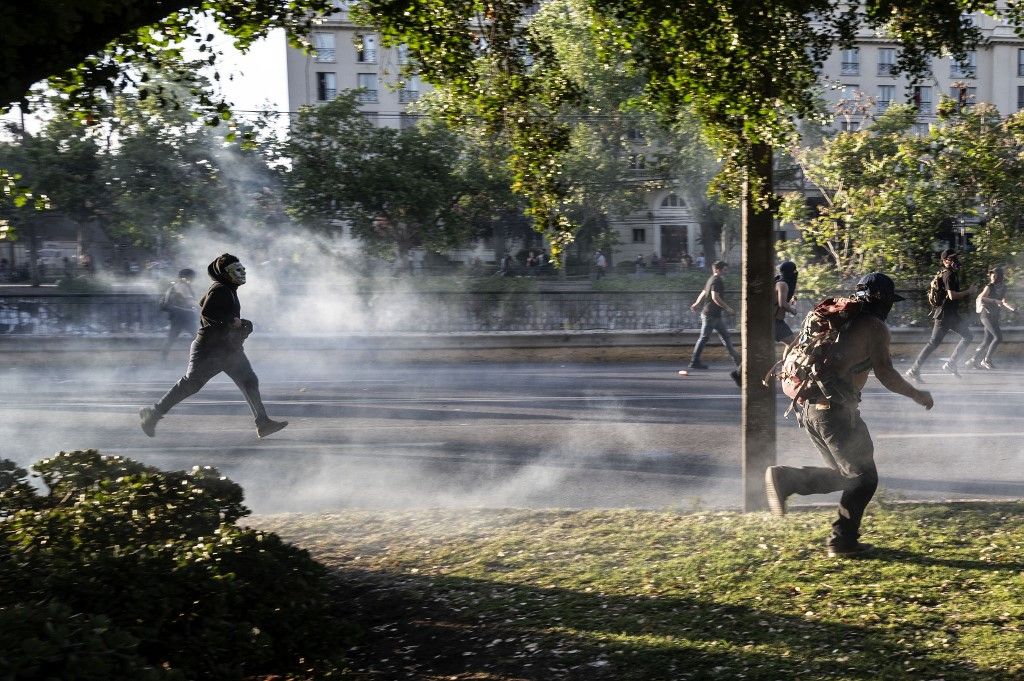 El lunes 21 de octubre continuaron las violentas protestas en las principales ciudades de Chile.