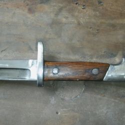 Eliminaron del Reington el típico anillo de engarce al fusil y el gavilán, la ranura de encastre y el mecanismo (pestillo y botón) de encastre al fusil.