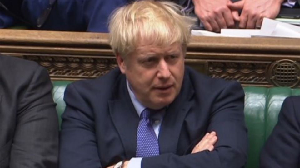 Boris Johnson logró que se apruebe el Brexit en el Parlamento, pero recibió un revés de cara a la fecha límite.