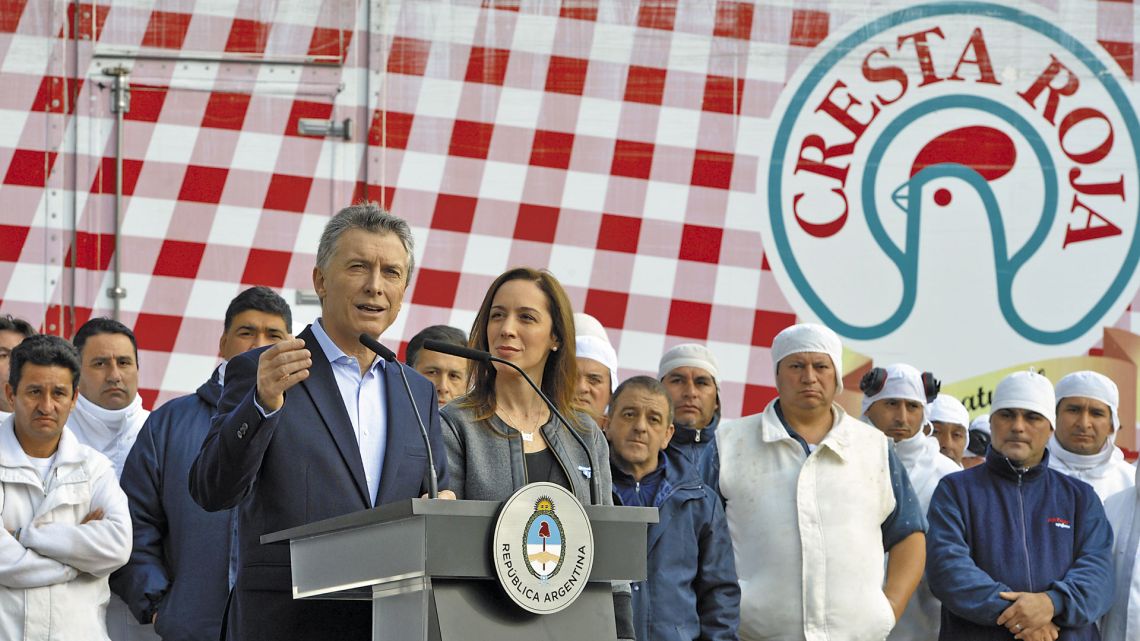 Macri hablando en Cresta Roja con Ma. Eugenia Vidal | Foto:cedoc