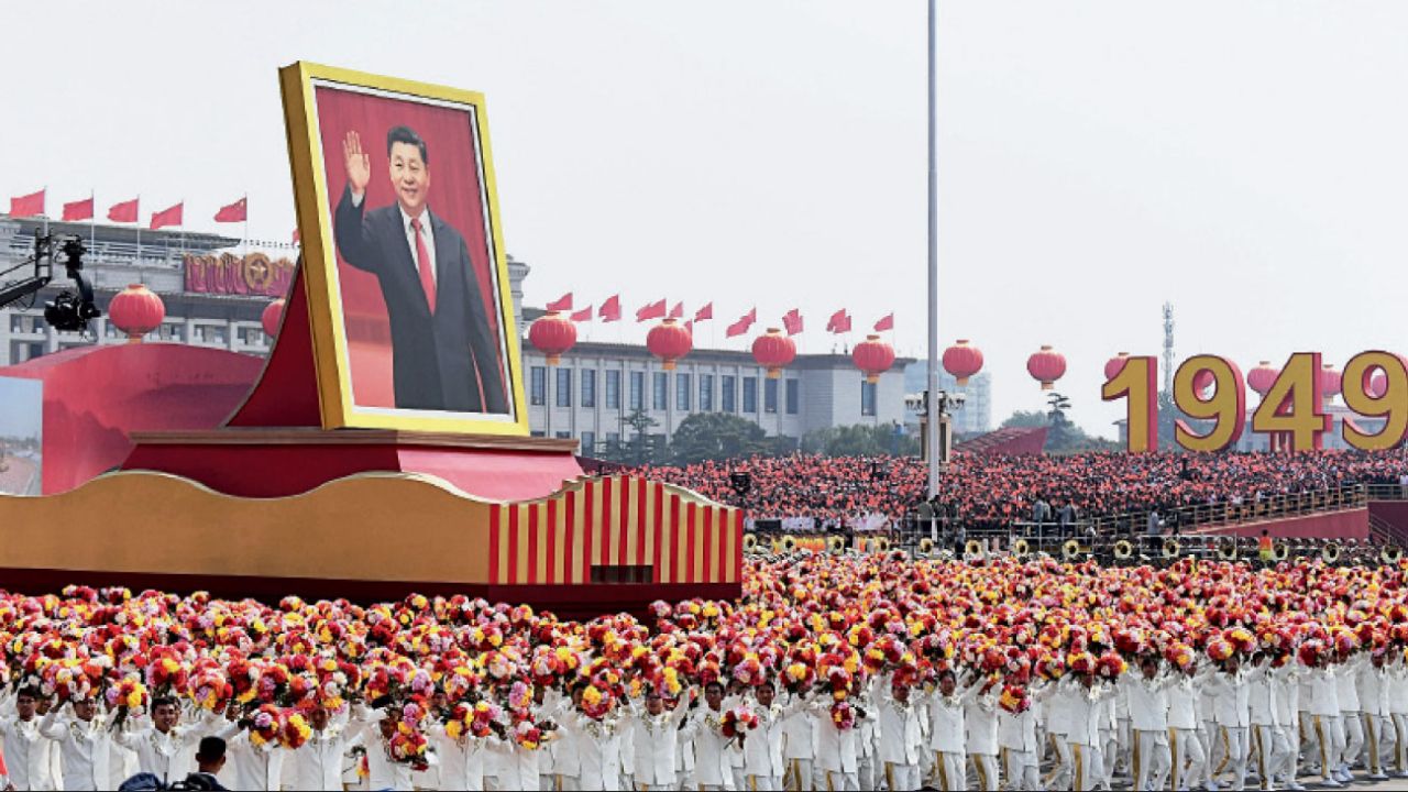 Desfile. Los festejos con la imagen del actual presidente de la República Popular China, Xi Jinping. | Foto:AFP