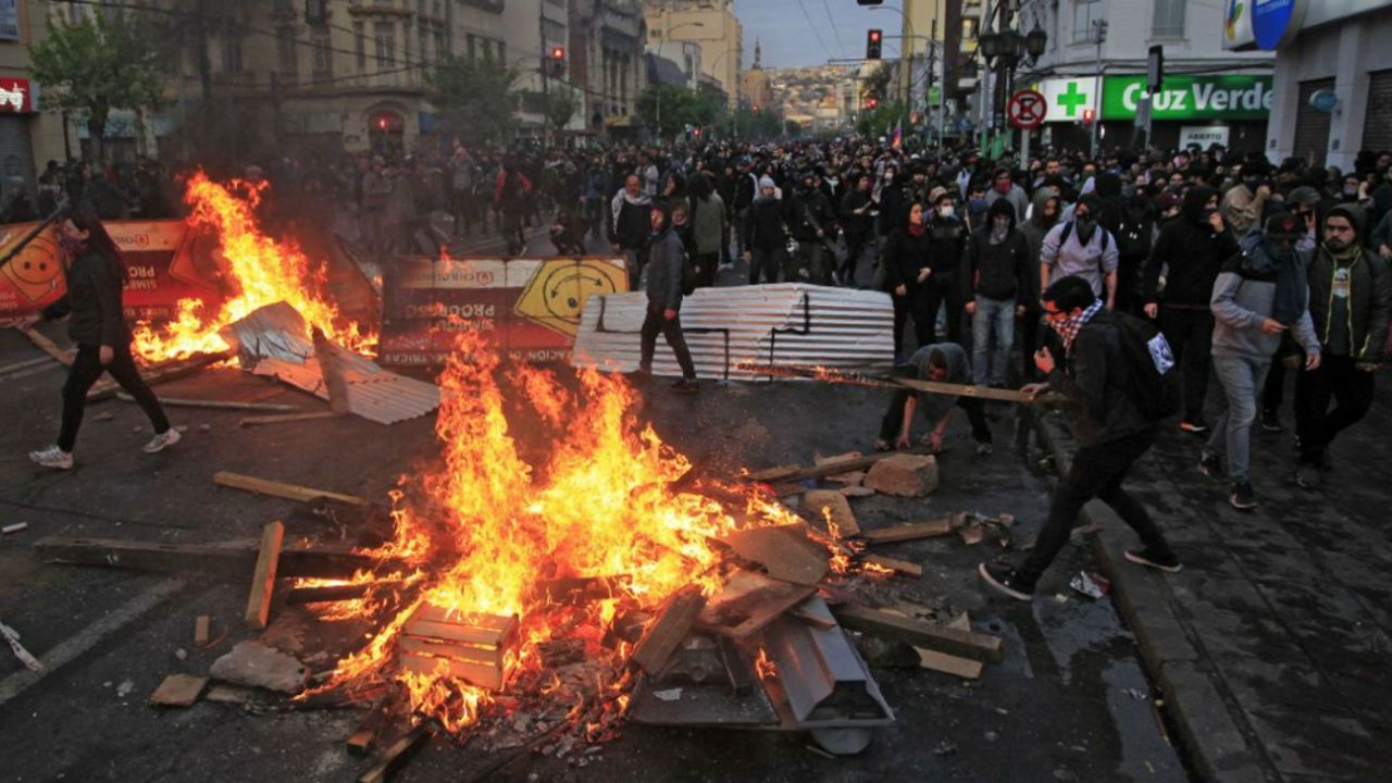 Una brutal represión, saqueos, incendios y tres muertos en Chile durante las protestas.  | Foto:AFP
