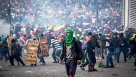 violencia. Las marchas terminaron con un saldo de siete muertos. La policía se enfrentó con los movimientos indígenas.