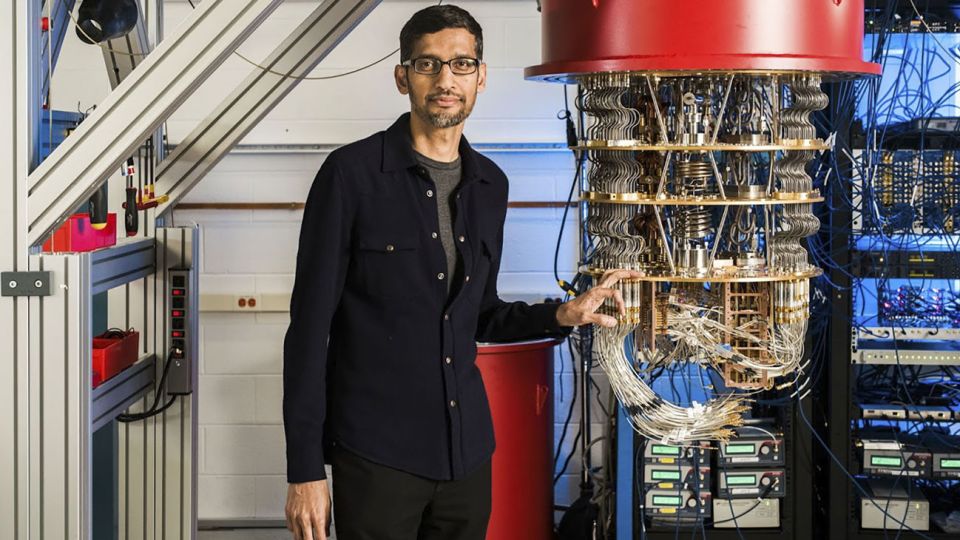 Sundar Pichai, CEO de Google, junto al ordenador cuántico