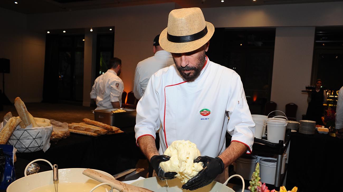 Previo a la cena, hubo un cocktail. Todo se preparó en el primer piso del Hotel Panamericano.