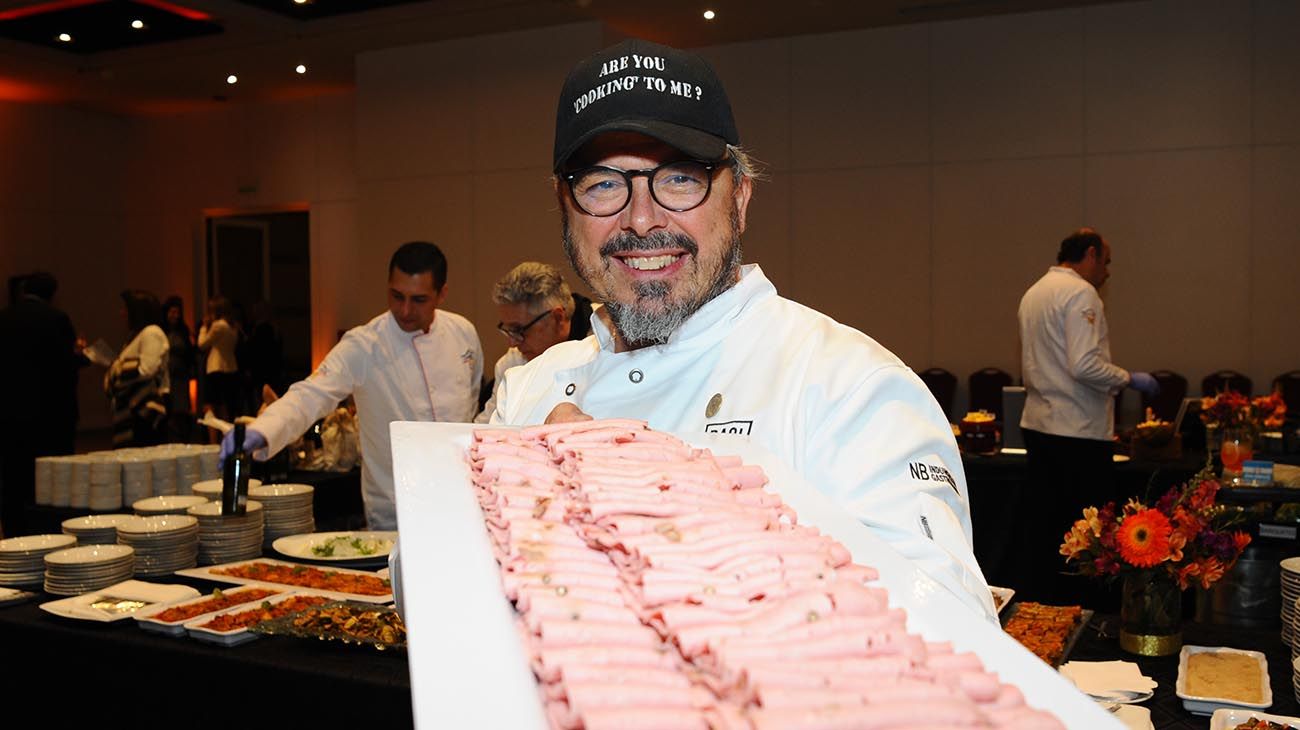 Donato de Santis con una tabla de fiambres previo a la cena.