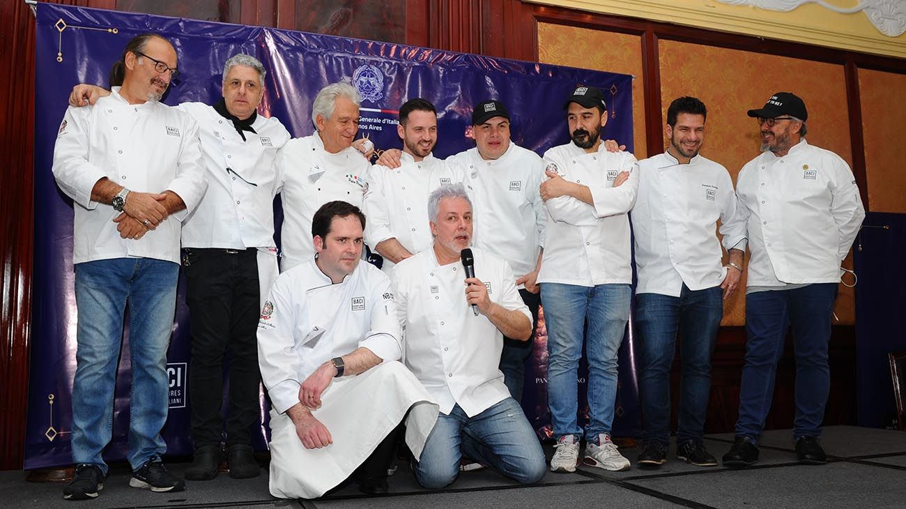 Los prestigiosos chefs italianos prepararon diferentes platos, y se mostraron muy alegres en el encuentro.