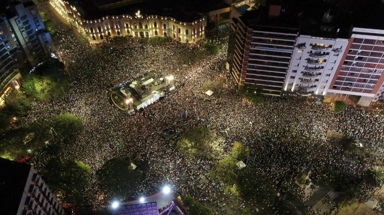 El presidente Mauricio Macri cerró este 24 de octubre la campaña por su reelección en una nueva marcha del "Sí, se puede" en la ciudad de Córdoba, acompañado por Miguel Ángel Pichetto.