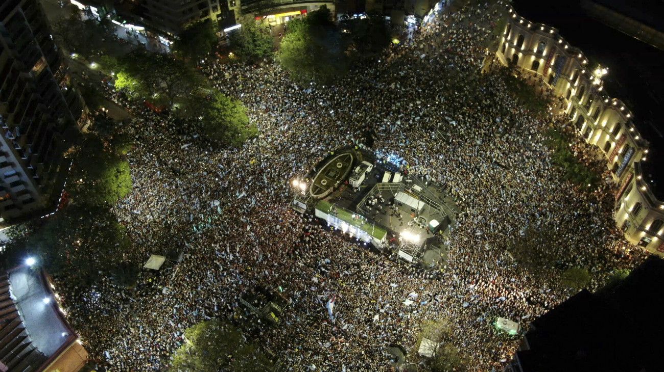 El presidente Mauricio Macri cerró este 24 de octubre la campaña por su reelección en una nueva marcha del "Sí, se puede" en la ciudad de Córdoba, acompañado por Miguel Ángel Pichetto.