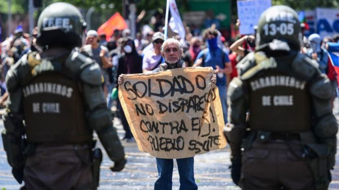 Las protestas estallaron el pasado jueves por la cuarta subida del precio del billete de metro en pocos meses pero han ido en aumento para denunciar la desigualdad social. Desataron la violencia en Santiago, Valparaíso, Viña del Mar y otras grandes ciudades. | Foto:AFP